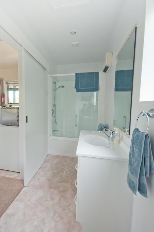 Waterwheel Cottage Upper Moutere Room photo